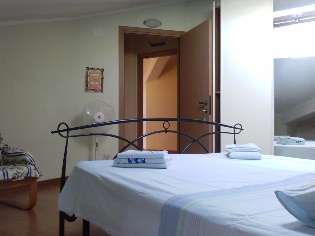 Mansarda Raggio Di Sole Panzió Verona Szoba fotó